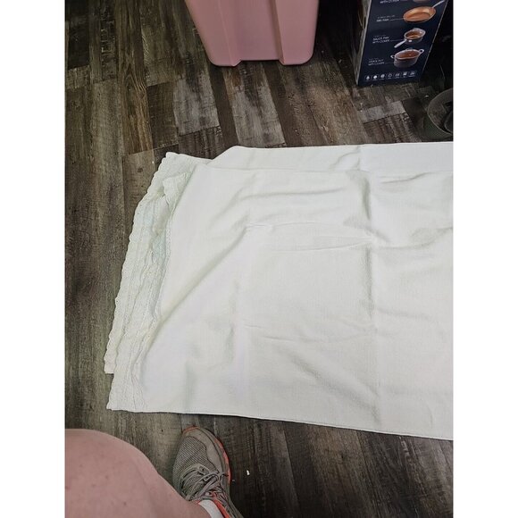 Vintage Trousseau (USA) Towels Lot Of 2 White Crocheted Edge Embroidered 48x25 - Picture 8 of 10